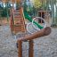 Nature Seesaw in legno in un parco giochi con scivolo e struttura da arrampicata.