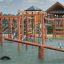 Nature Seesaw attrezzatura di equilibrio in legno per parco giochi con corda e anelli su pavimentazione di sicurezza