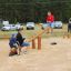 Bambini che giocano su Nature Seesaw in un parco giochi sabbioso.