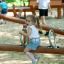 Bambino che gioca su attrezzature da gioco Nature Seesaw all'aperto