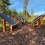 Small Climbing Ramp in un'area giochi all'aperto nel bosco