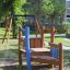 Attrezzatura da parco giochi in legno Captain's Bridge in un cortile scolastico.