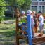 Bambini che giocano sulla struttura da gioco Captain's Bridge in un parco.