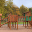 Rope Center su un parco giochi in legno con scivoli e corde da arrampicata