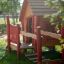Casetta da gioco in legno per bambini con accenti rossi, Anna's Playhouse.