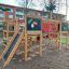 In legno Jungle castle with slide in un parco giochi.