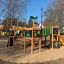 Jungle castle with slide in un parco giochi.