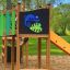 Jungle castle with slide in un parco giochi, con decorazioni di camaleonte e coccodrillo.