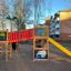 Colorato Jungle castle with slide in un parco giochi.