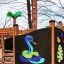 Struttura da gioco Jungle castle with slide con decorazioni colorate di serpente e giungla.