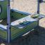 Area giochi all'aperto su un parco giochi sabbioso per bambini chiamata Pluto.
