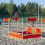 Struttura da gioco per bambini Jupiter su un parco giochi sabbioso.