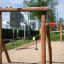 Cableway Nature zip line in legno in un parco giochi con sfondo urbano
