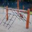 Rete da arrampicata per parco giochi Katla con telaio in legno su terreno sabbioso