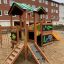 Jungle House playhouse with slide in un parco giochi.
