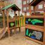 Jungle House playhouse with slide in un parco giochi.