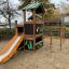 Jungle House playhouse with slide in un contesto di parco giochi