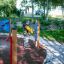 Uomo che gioca su Race Track Board in un parco giochi all'aperto.