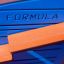 Primo piano di Race Track Board con testo Formula 1 ed elementi arancioni.