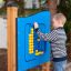 Un bambino che gioca con un gioco da esterno Bingo Board.