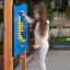 Bambino che gioca con un giocattolo educativo da esterno Bingo Board.