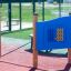 Bingo Board per parco giochi con perline colorate su pavimentazione in gomma rossa