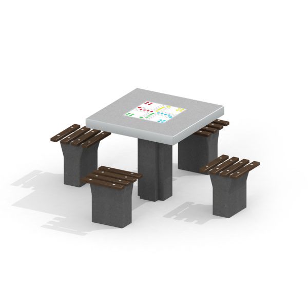 Tavolo da gioco da esterno con quattro sedute integrate.