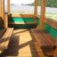 Casetta Bus in legno con panchine per sedersi.