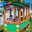 Bambini che giocano all'interno dell'attrezzatura da parco giochi Bus.