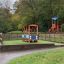 Attrezzatura da parco giochi che assomiglia a un autobus in un parco.