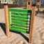 Find Pairs Board nel parco giochi in un'area sabbiosa con strutture di gioco in legno sullo sfondo.