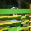 Bambino che gioca con il giocattolo educativo da parco giochi Find Pairs Board.