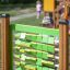 Bambino che gioca con Find Pairs Board in un parco giochi all'aperto.