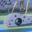 Attrezzatura da gioco Dottie I single slide con tunnel e maniglie da arrampicata rosse.