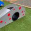Scivolo da gioco per bambini, Dottie II single slide con puntini rossi in un'area erbosa.