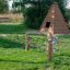 Bambino che gioca su Trim Trail Nature III in un parco.