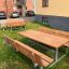 Table & Bench Steel Construction posizionato all'aperto in un'area erbosa.