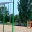 Struttura all'aperto Monkey Bar con anelli ginnici in un parco.
