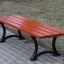 Panchina da esterno in legno Bordeaux Bench w/o Backrest su un sentiero del parco.