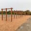Struttura da gioco all'aperto in legno con scale da arrampicata.