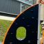 Copernicus steel structure - parete da arrampicata nera con struttura arancione nell'area giochi.