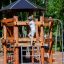 Struttura da arrampicata in legno Meru con bambini che giocano all'aperto