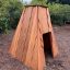 Small Tipi wooden house in un contesto di parco.