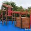 Legno Sven's Boat single playhouse su pavimentazione di sicurezza blu.