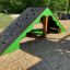 Casetta da gioco in legno a forma di tenda con parete da arrampicata per bambini.