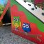 Tent wooden playhouse colorato con decorazioni a gufo sul pannello laterale.