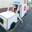Bambino che gioca su un giocattolo da parco giochi a tema Ambulance.
