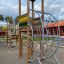 El Dorado wooden playhouse con strutture da arrampicata e scivolo.