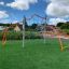 Attrezzatura da arrampicata per parco giochi in struttura d'acciaio Cassiopeia su erba artificiale.