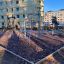 Parco giochi all'aperto con struttura da arrampicata Cassiopeia, steel structure e altalene.